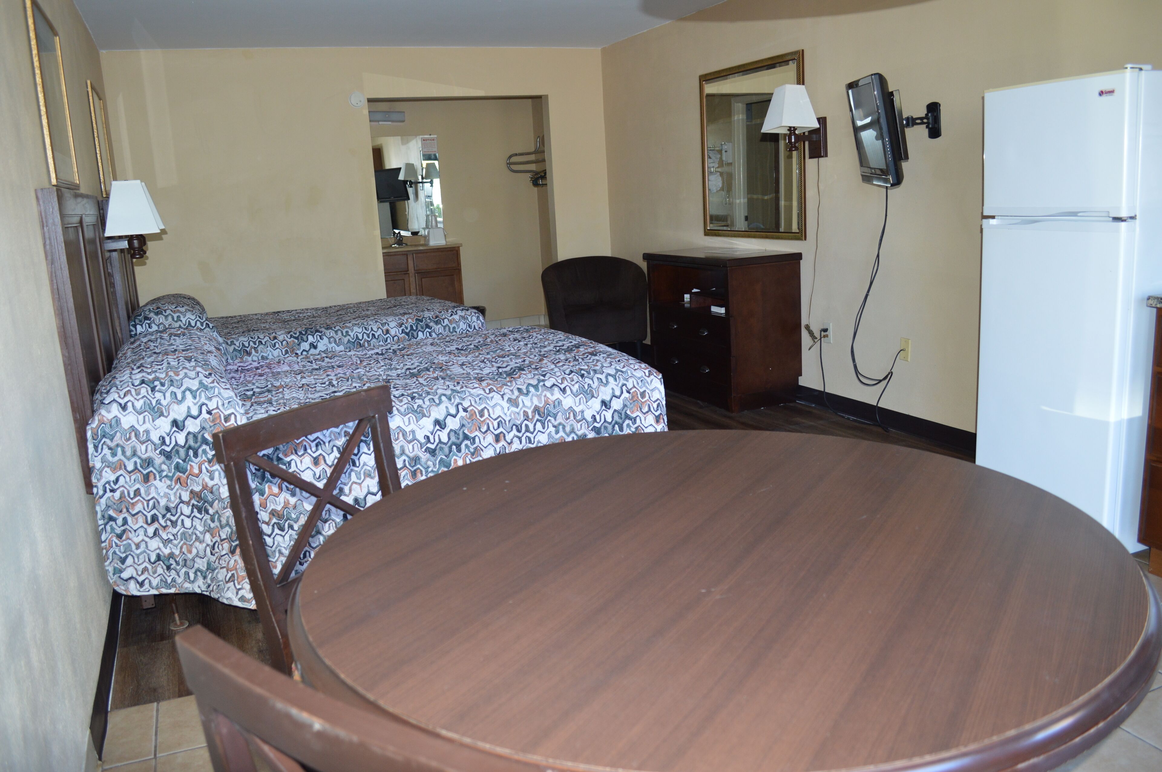Habitación, 2 camas matrimoniales, cocineta | Wifi gratis y ropa de cama 