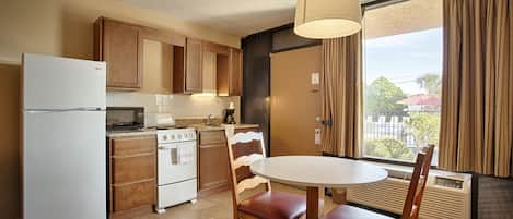 Habitació, 2 llits dobles, cuina bàsica | Cuina privada | Frigorífic, microones, forn i placa de cuina