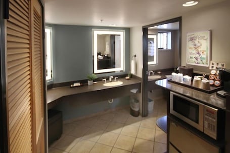 Amenidades de baño gratuitas, secadora de cabello, toallas . Adelaide Inn