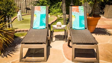 Piscine extérieure, parasols de plage, chaises longues