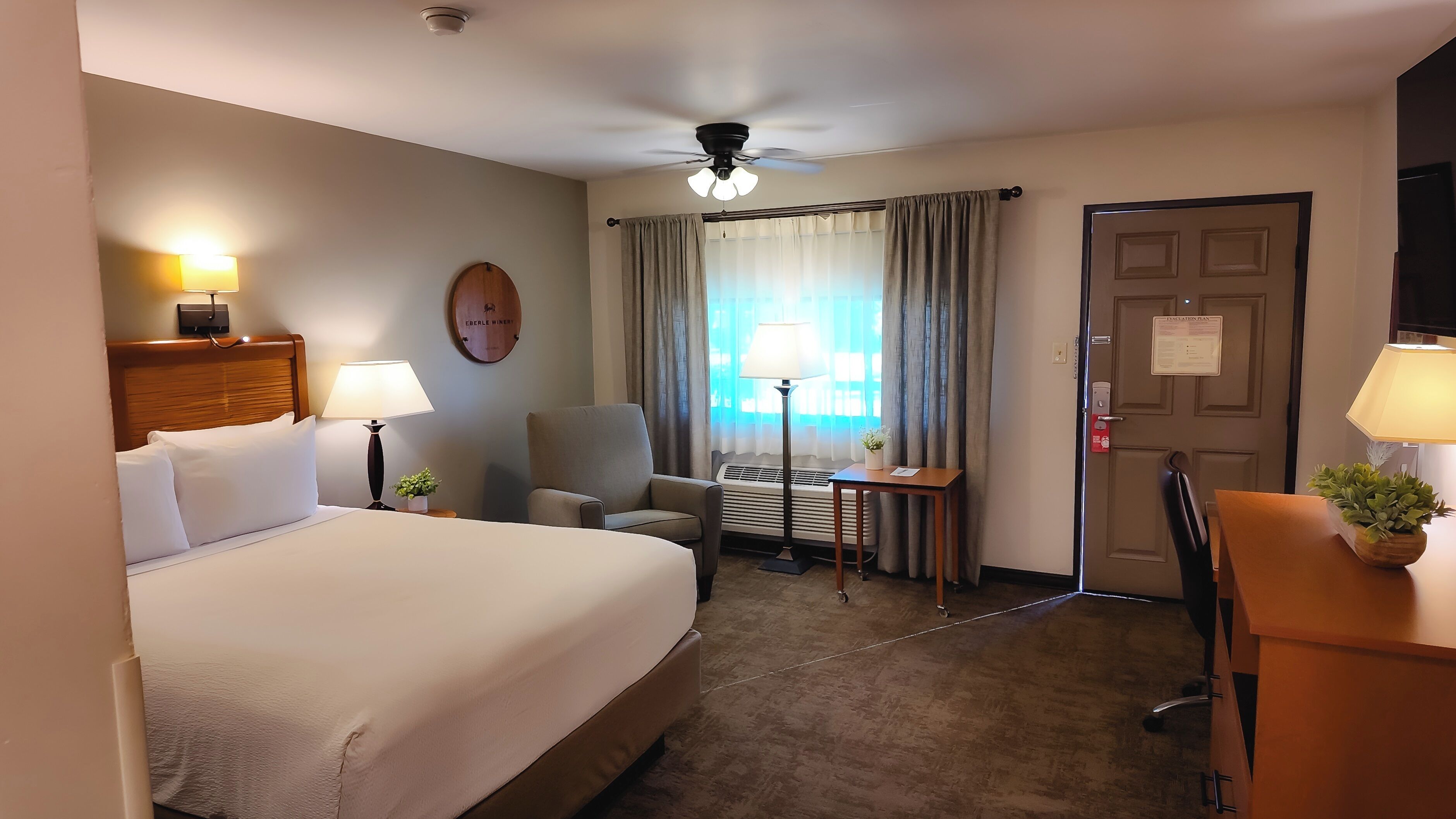 Colchones con pillow-top y caja de seguridad en la habitación 