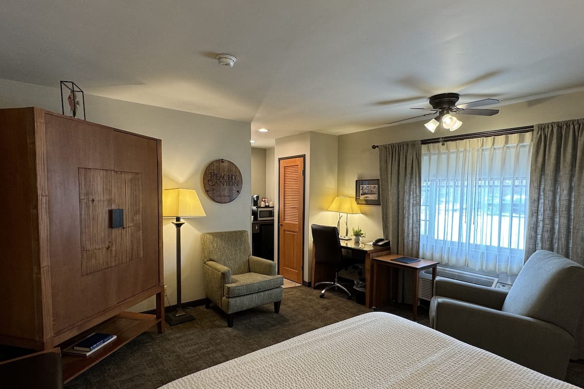 Comfort Room, 1 Queen Bed (Shower)