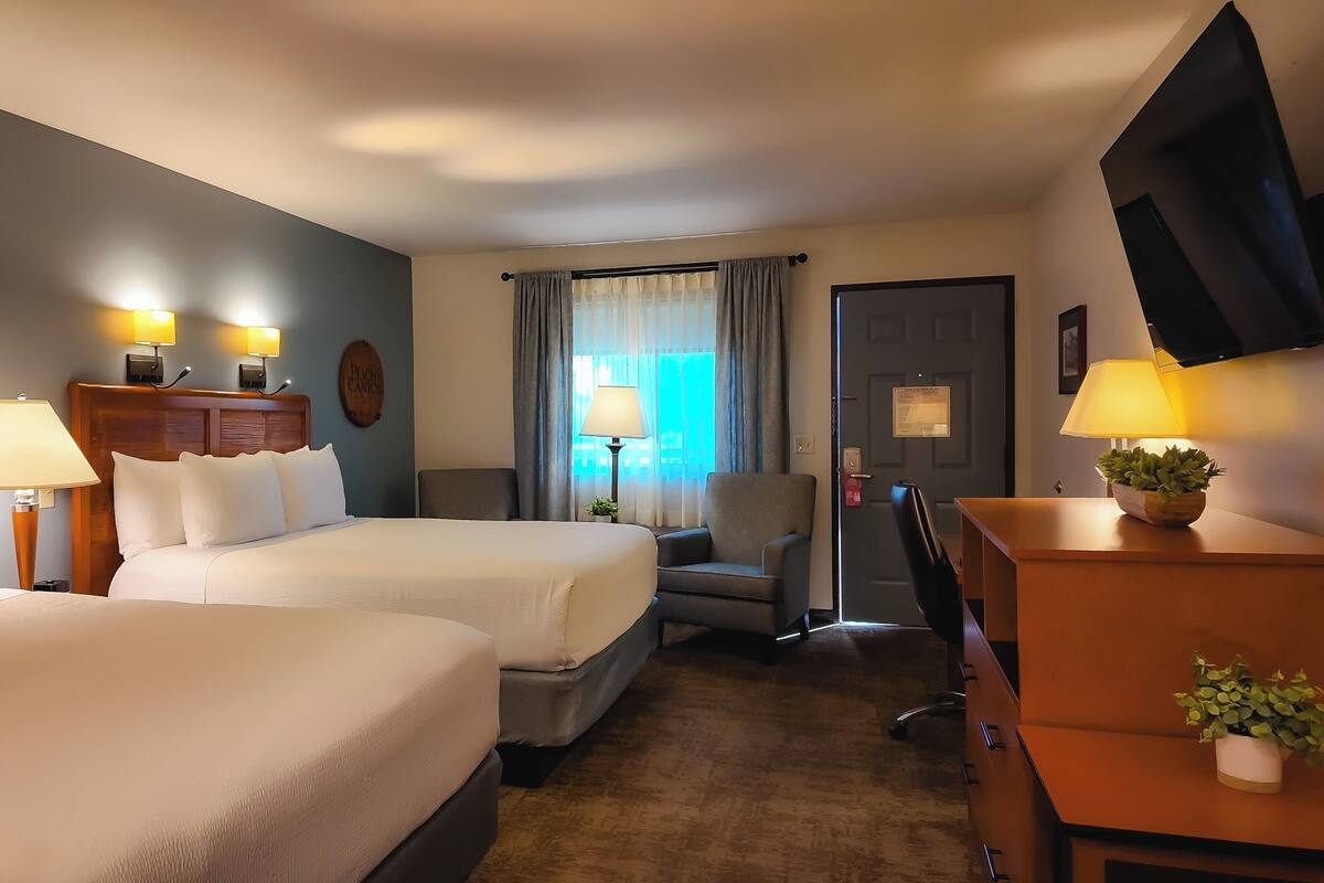 Pillowtop beds, in-room safe, desk, blackout drapes