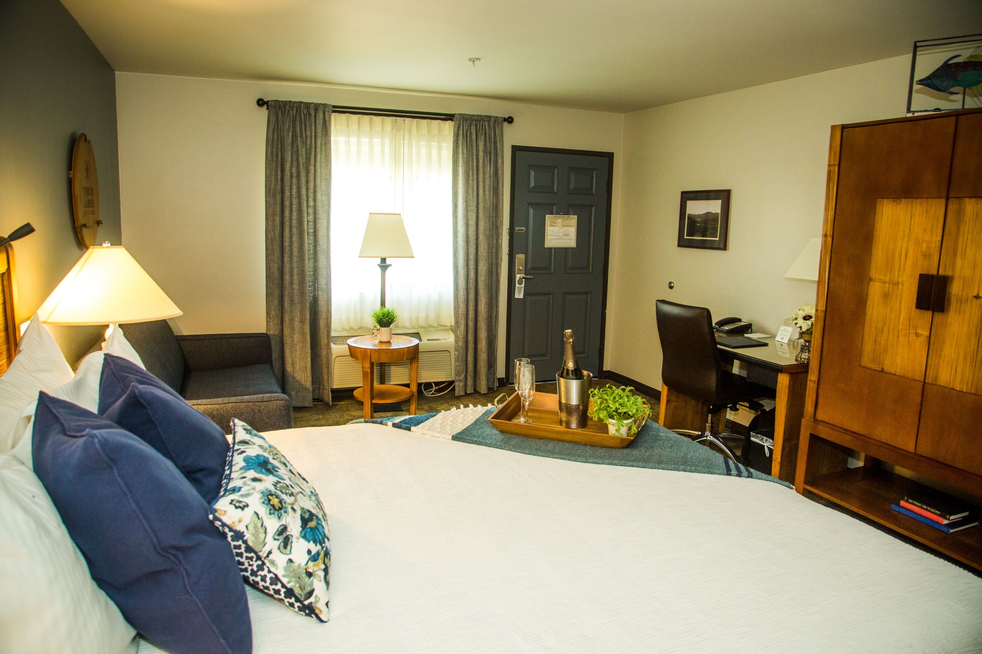 standard room, 1 king bed with sofa bed | pillow-top beds, in-room safe, desk, blackout curtains