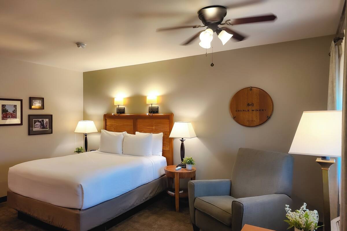 Pillowtop beds, in-room safe, desk, blackout drapes