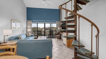 Loft Deluxe, 1 habitación | Área de sala de estar | Televisión de pantalla plana y reproductor de DVD