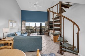 Loftsrom – deluxe, 1 soverom | Oppholdsområde | Flatskjerm-TV og DVD-spiller