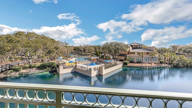 Un resort con piscina, un edificio grande e vista sul paesaggio circostante.
