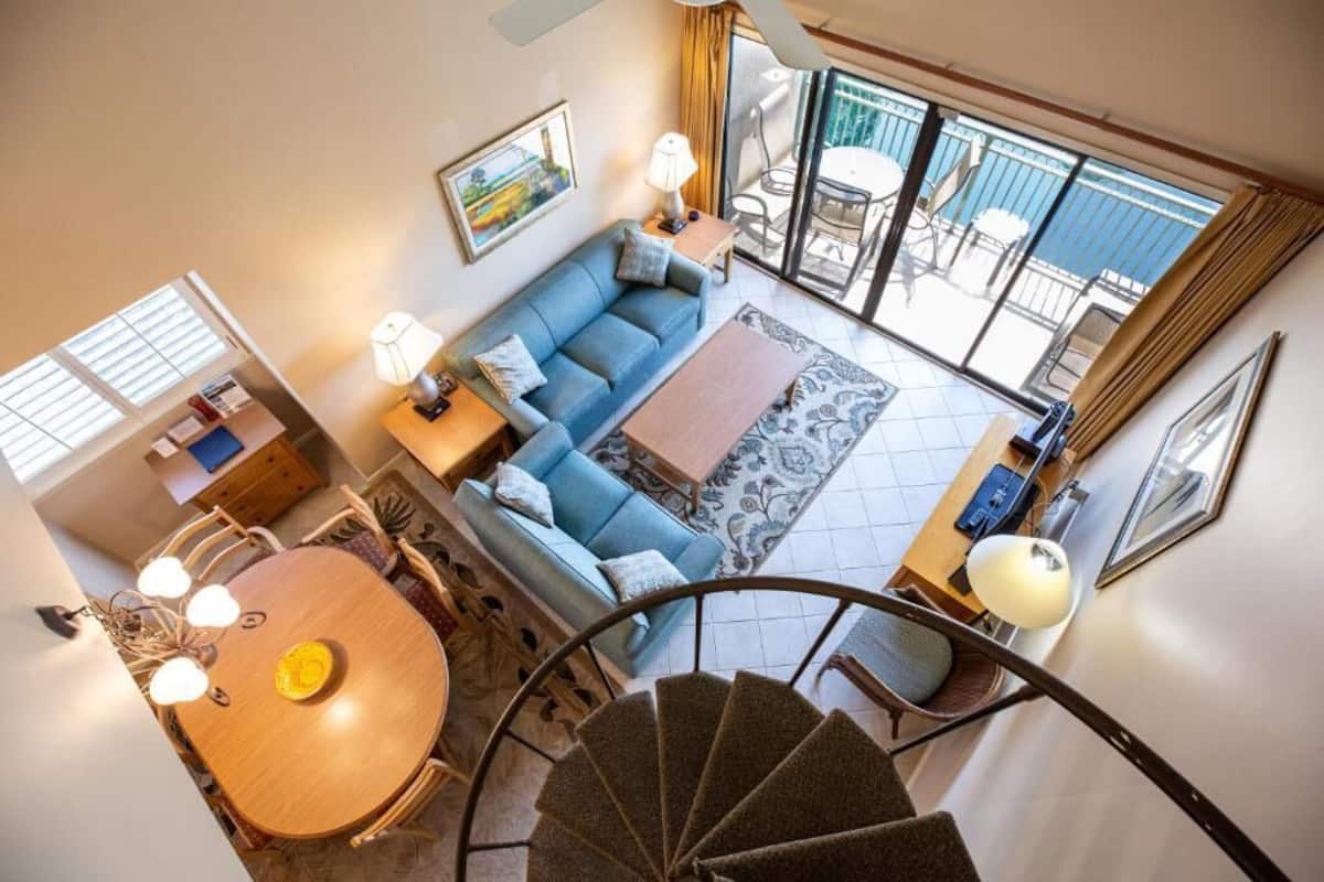 Loftsrom – deluxe, 1 soverom | Oppholdsområde | En 32-tommers Flatskjerm-TV med Parabol-TV samt DVD-spiller
