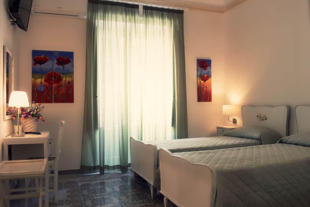 1 غرفة نوم وخزنة داخل الغرفة ومكتب ومكواة/لوح كي