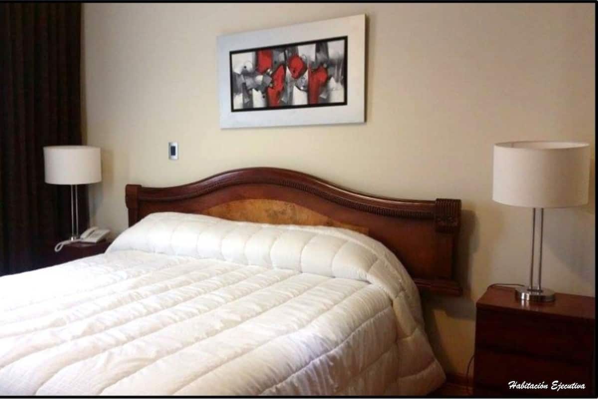 Executive Room | Minibar, in-room safe, desk, blackout curtains
