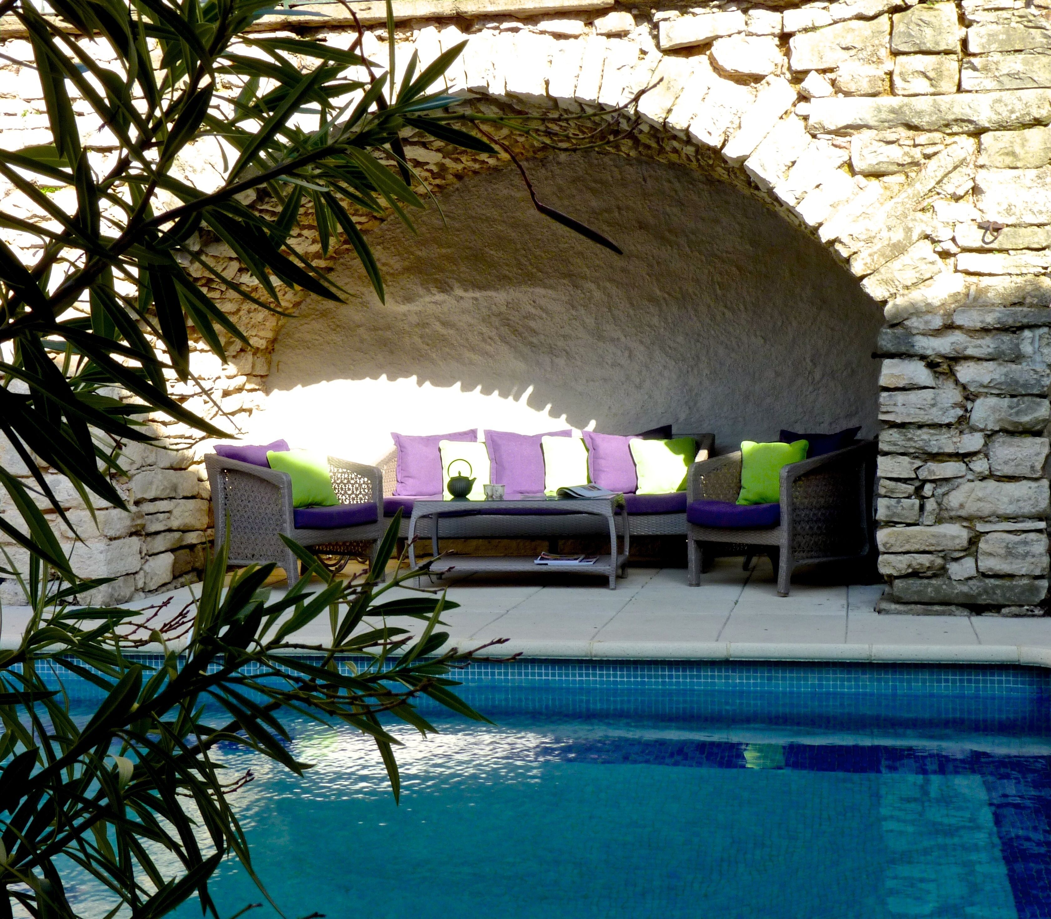 Piscine extérieure, chaises longues