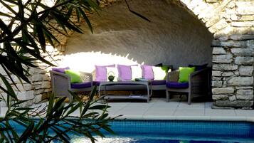 Piscine extérieure, chaises longues