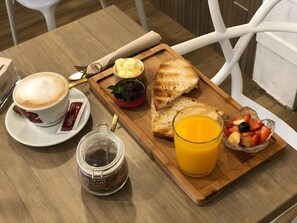 Daily continental breakfast for a fee - Chinitas Urban Hostel (Málaga)