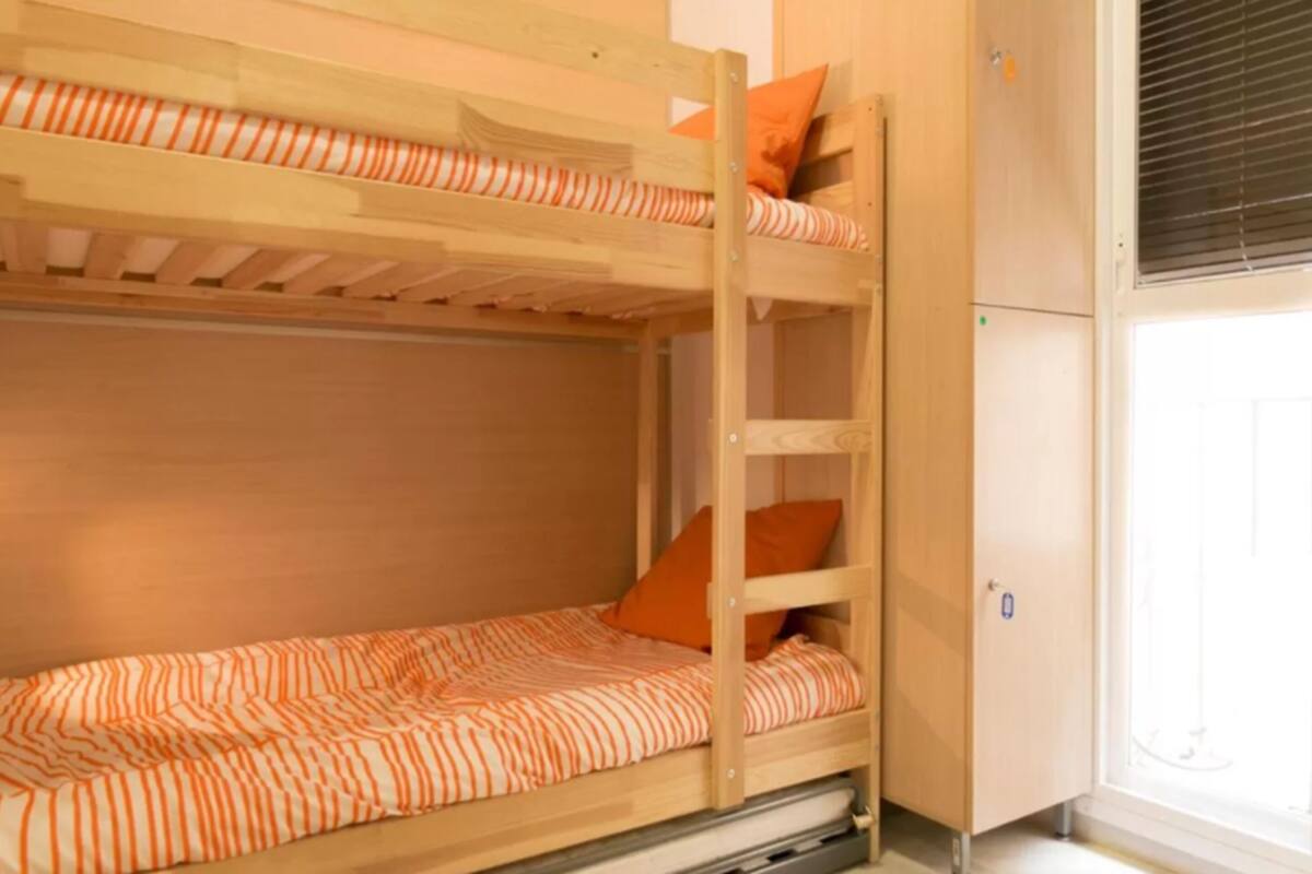 Doppelzimmer, Gemeinschaftsbad (with extra bed) | Verdunkelungsvorhänge, kostenloses WLAN, Bettwäsche