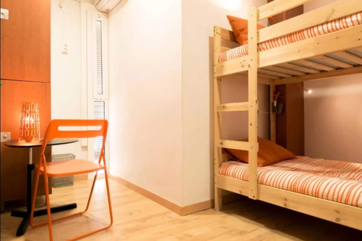 Tweepersoonskamer, gedeelde badkamer | Verduisterende gordijnen, gratis wifi, beddengoed