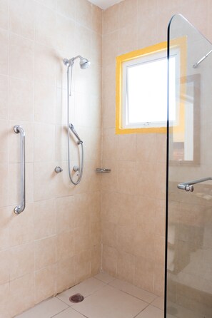 Standard Room, Accessible | Bathroom | Shower, rainfall showerhead, hair dryer, towels - Happy Express Hotel (Oaxaca)