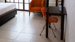 مركز أعمال داخل الغرفة