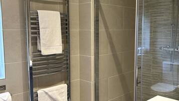 Kamar Comfort | Kamar mandi | Shower, perlengkapan mandi gratis, pengering rambut, dan handuk