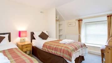 Chambre avec lits jumeaux, salle de bains attenante