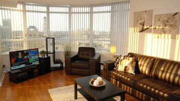 Apartemen, 2 kamar tidur (Da Vinci) | Ruang keluarga | TV layar datar