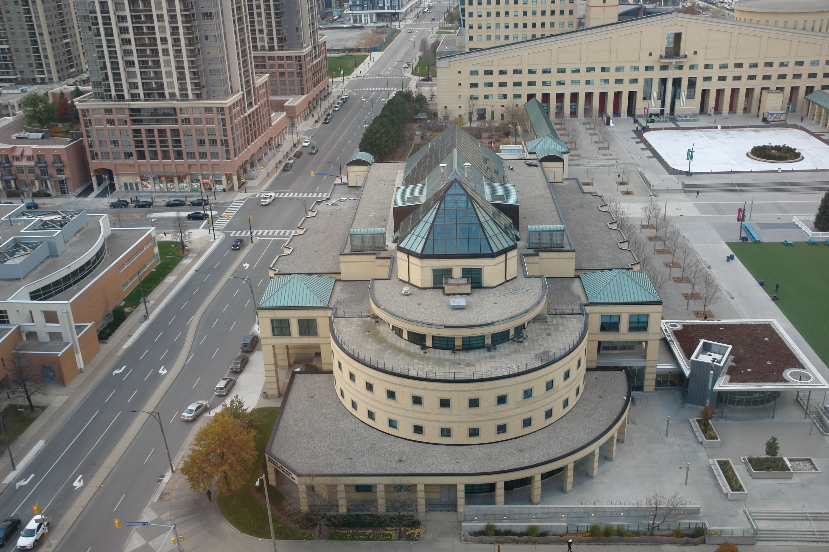 A multi-story building with a central rotunda and a flat roof.