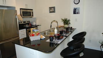 Appartement, 1 chambre (Picasso) | Cuisine privée | Réfrigérateur, micro-ondes, plaque de cuisson, lave-vaisselle