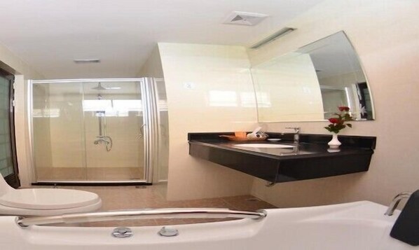 Executive Suite | Bathroom | Rainfall showerhead, free toiletries, hair dryer, slippers - Aung Gyi Soe Hotel (Mandalay)