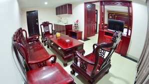 Executive Suite | Living room - Aung Gyi Soe Hotel (Mandalay)