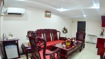 Executive Suite | Living area | 32-inch LCD TV with satellite channels, TV
