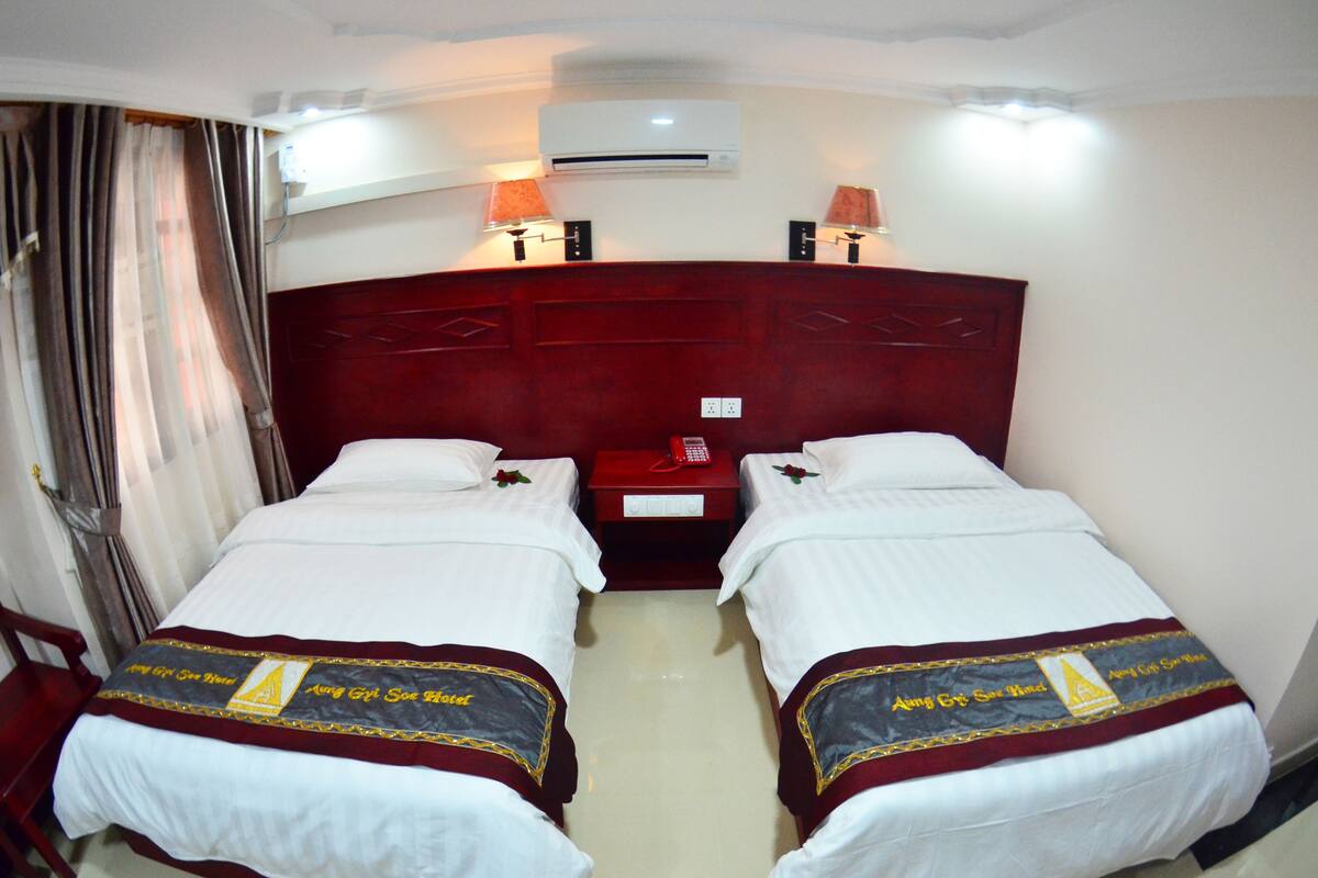Deluxe Room | Minibar, in-room safe, desk, blackout drapes