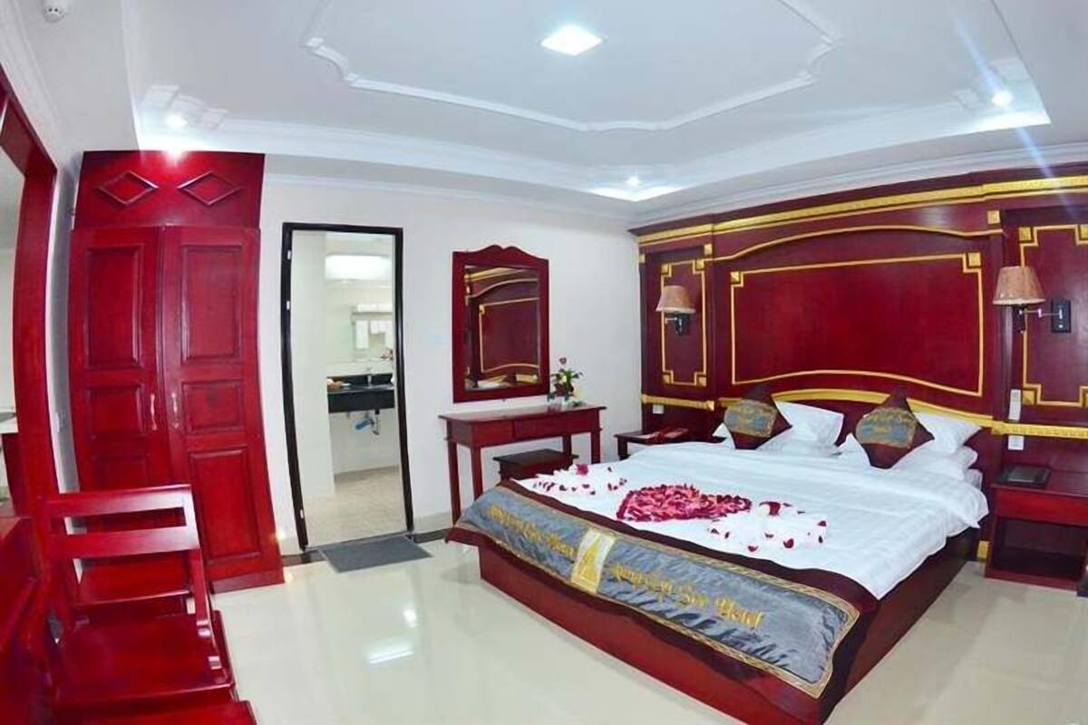 Executive Suite | Minibar, in-room safe, desk, blackout drapes