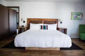 イタリアのフレッテ製シーツ、高級寝具、羽毛の掛け布団、デスク