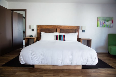 Frette Italian sheets, premium bedding, down comforters, desk. Hacienda de Leal, BW Signature Collection