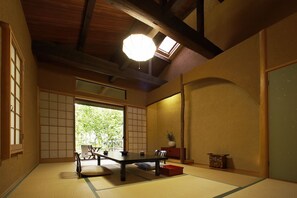 Traditional Room (Japanese Style,Open-Air Bath,Mokuran) | Peti besi dalam bilik, Wi-fi percuma