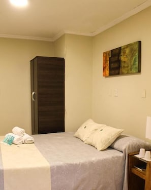Cofres nos quartos, Wi-Fi de cortesia, roupa de cama