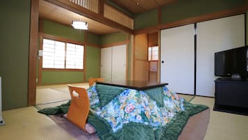 Triple Room with Shared Bathroom, Non Smoking | Living area | Flat-screen TV