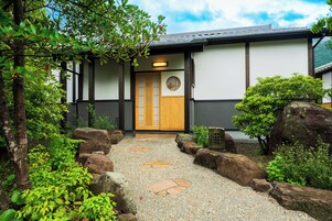 Quarto duplo, para não fumantes (Japanese Western with Open-bath,Jyoyu) | Edredons de pluma, cofres nos quartos, ferros/tábuas de passar roupa