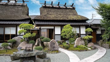 Cubrecamas y caja de seguridad en la habitación