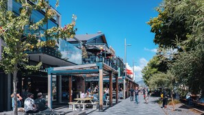 An outdoor cafe with outdoor seating and a view of the street. - Ramada Suites by Wyndham Christchurch City (Christchurch)