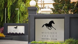 Placa do Moonee Valley Racing Club com silhueta de um cavalo.