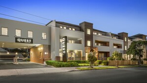Um hotel com vários andares, com uma placa de destaque 