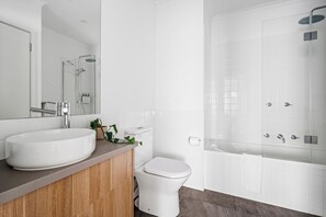 Dusch, hårtork och handdukar