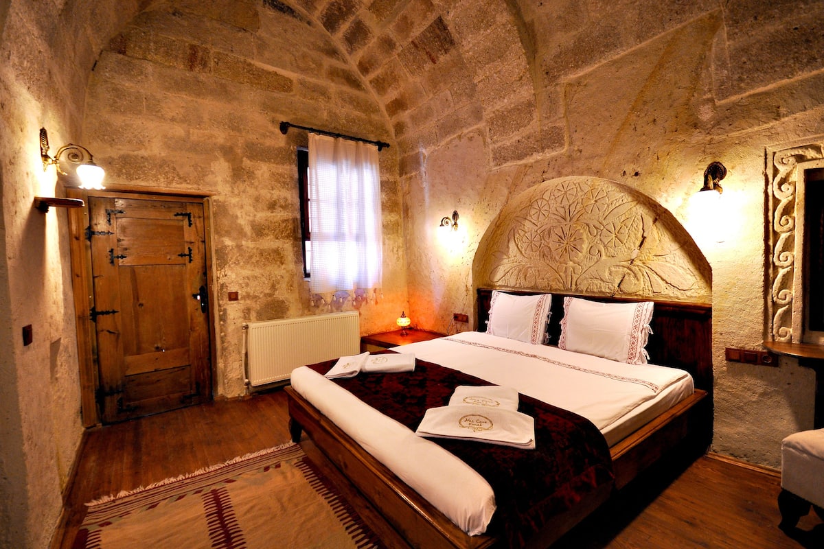 Deluxe Room | Premium bedding, minibar, desk, soundproofing