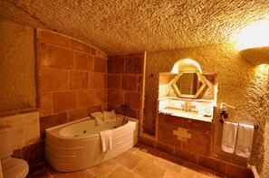 Deluxe Room | Bathroom | Bathtub, jetted tub, free toiletries, hair dryer - Has Cave Konak (Ürgüp)