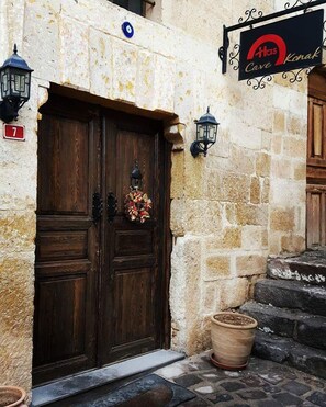 Pintu masuk hartanah