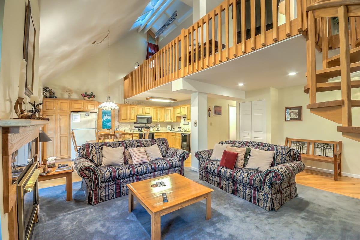 2 Bedroom, 3 Bathroom YV 212 | Living room | Flat-screen TV, DVD player