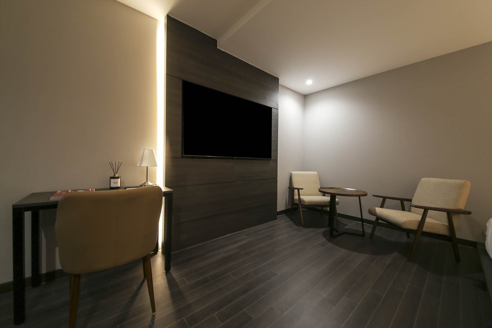 presidential room | premium bedding, in-room safe, desk, laptop workspace