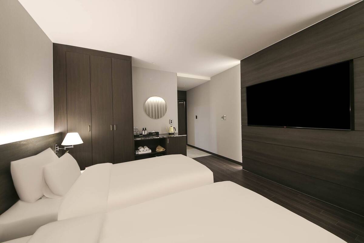 deluxe twin room | premium bedding, in-room safe, desk, laptop workspace