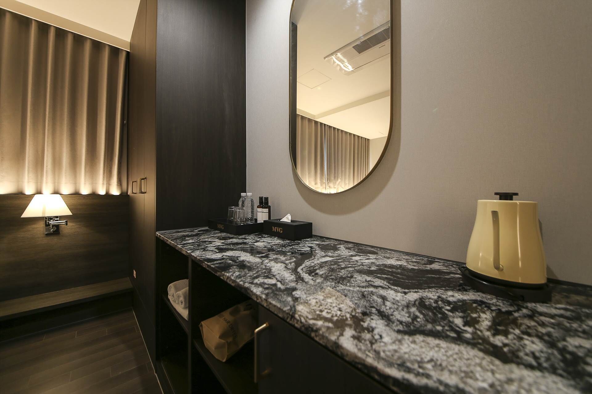 presidential room | premium bedding, in-room safe, desk, laptop workspace